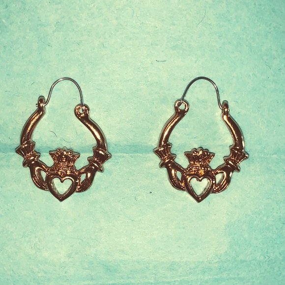 💕Vintage Gold Claddagh Hollow Hoop Earrings 💕 - Picture 1 of 4